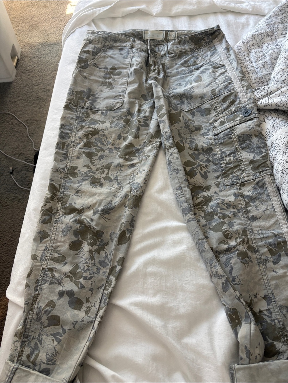 Women's Ankle Cargo Pants in Olive Floral